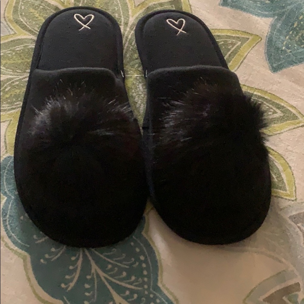 VICTORIA’S SECRET BLACK SLIPPERS SIZE MEDIUM (7-8)